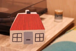 Donna Wilson House Cut-Out Card 5 Donna Wilson House Cut-Out Card -Donnawilson Shop HouseCutoutCard S1 SS25 Lottie LoRes