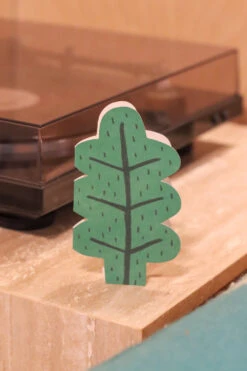 Donna Wilson Leaf Cut-Out Card -Donnawilson Shop LeafCutoutCard S1 SS25 Lottie LoRes