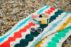 Donna Wilson Mixed Fizz Bath Towel 11 Donna Wilson Mixed Fizz Bath Towel -Donnawilson Shop MixedFizzTowel S5 SS25 Heks LoRes 1