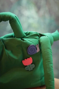 Donna Wilson Sylvie Snail Pin Badge -Donnawilson Shop PinBadges S4 SS25 Lottie LoRes 1