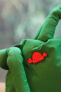 Donna Wilson Crabby Pin Badge 5 Donna Wilson Crabby Pin Badge -Donnawilson Shop PinBadges S5 SS25 Lottie LoRes